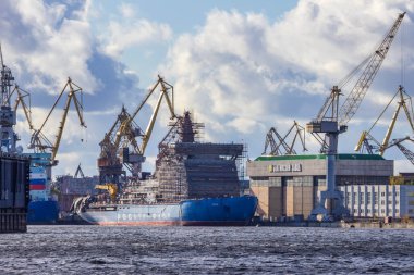 St. Petersburg, Rusya - 17 Ekim 2021: Baltık Tersanesi 'nin tamamlanma iskelesinde 22220 