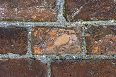 Tuğlaya bir tuğla yakın çekim. Masonluk eski duvarda.
