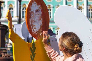 St. Petersburg, Rusya - Eylül 05.2021: St. Petersburg 'daki Dvovtsovaya Meydanı' nda sokak sanatçıları.