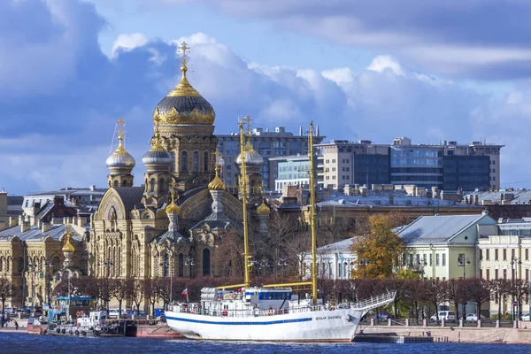 Petersburg Russia October 2021 White Sailboat Embankment Assumption Courtyard Vvedensky — Stock Photo, Image