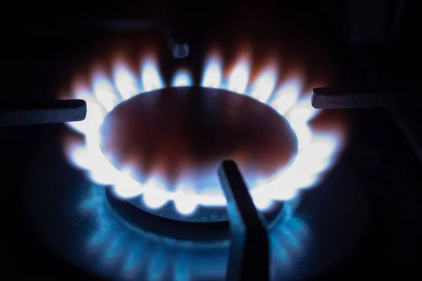 暗闇の中で天然ガスの青い炎 台所のストーブの中の燃焼ガスバーナー — ストック写真