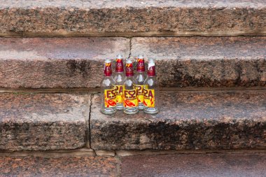 St. Petersburg, Rusya -27 Ekim 2021: Griboyedov Kanalı 'nın setindeki merdivenlerin granit basamaklarında beş boş 