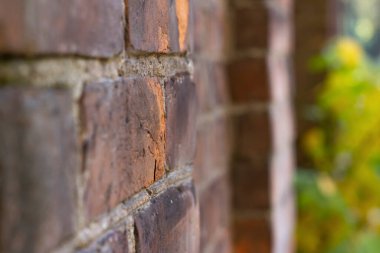 Eski bir taş duvarın köşesinde. Parktaki eski çitin tuğla işi..