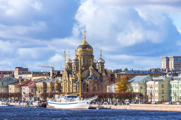 Sankt Petersburg Ryssland Oktober 2021 Vit Segelbåt Banvallen Nära Vvedenskijs Stockbild