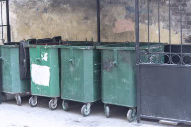 Avludaki çöp konteynerleri. Eski binanın ters tarafında..