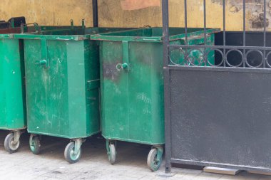 Avludaki çöp konteynerleri. Eski binanın ters tarafında..