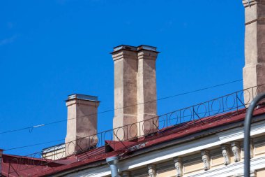 St. Petersburg 'daki eski binaların bacaları. Kömür ve odunlu ısıtma sistemleri.