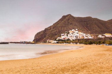 Playa de Las Teresitas. Santa Cruz de Tenerife, İspanya 'daki yapay, beyaz kumsal..