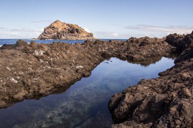 Playa de Las Teresitas. Santa Cruz de Tenerife, İspanya 'daki yapay, beyaz kumsal..