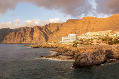 Playa de Las Teresitas. Santa Cruz de Tenerife, İspanya 'daki yapay, beyaz kumsal..
