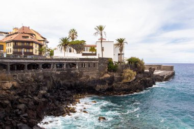 Playa de Las Teresitas. Santa Cruz de Tenerife, İspanya 'daki yapay, beyaz kumsal..