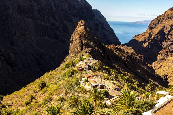 Playa de Las Teresitas. Santa Cruz de Tenerife, İspanya 'daki yapay, beyaz kumsal..