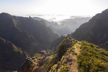 Pico do Arieiro 'dan Portekiz' in Madeira Adası 'ndaki Pico Ruivo' ya güzel yürüyüş yolu..