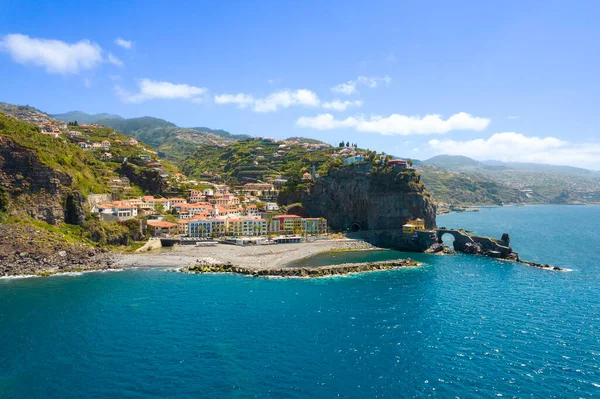 Portekiz 'in Madeira Adası, Ponta do Sol şehrinin hava manzarası..