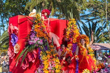 Funchal, Madeira - 8 Mayıs 2022: Madeira 'daki ünlü çiçek festivali (Festa da flor). Funchal 'daki çiçek geçit töreni..
