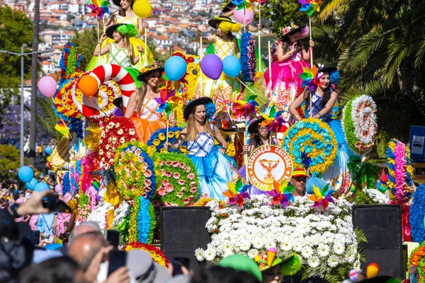Funchal, Madeira - 8 Mayıs 2022: Madeira 'daki ünlü çiçek festivali (Festa da flor). Funchal 'daki çiçek geçit töreni..