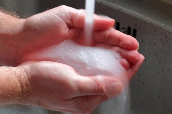 Руки Моются Краном Длительным Воздействием — стоковое фото