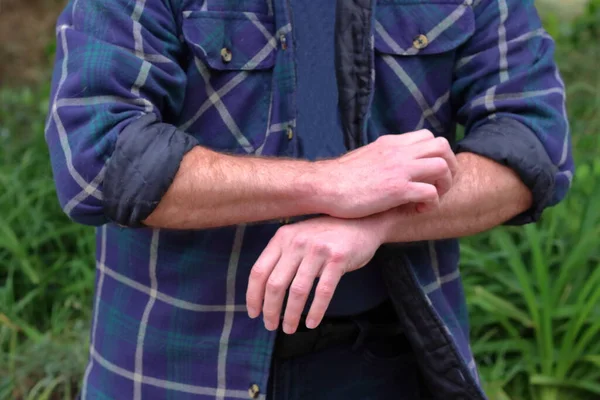 Hombre Arañando Una Picazón Brazo —  Fotos de Stock