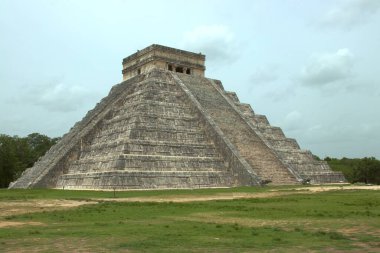 Meksika 'daki Chichen Itza' daki ünlü piramit.