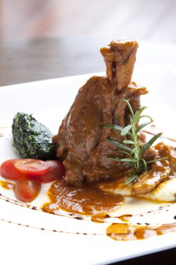 Kuzu güveç beyaz plaka üzerinde