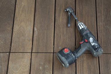 ahşap zemin üzerinde elektrikli matkap