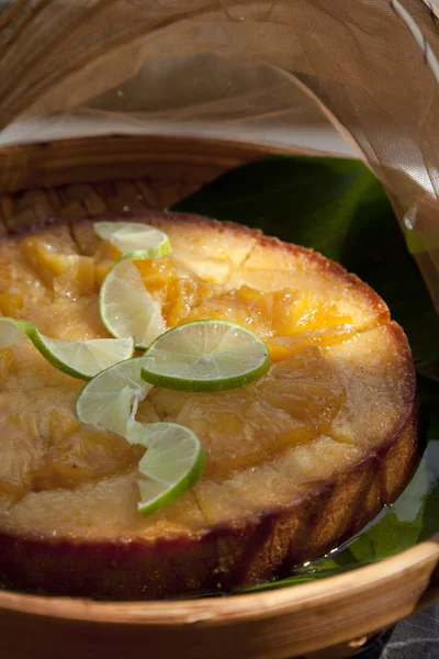 Orange cake with lime — Stock Photo, Image