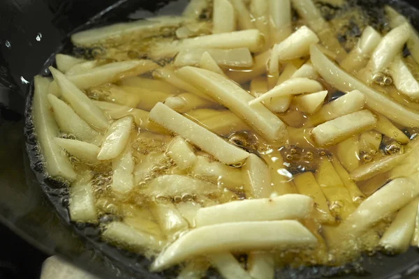 Που φέρουν Γαλλικά πατάτες σε μαύρο τηγάνι — Φωτογραφία Αρχείου