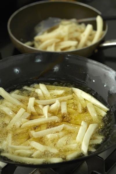 Картофель фри на черной сковороде — стоковое фото