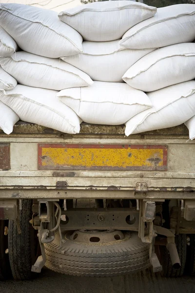 Ris säckar på lastbil — Stockfoto