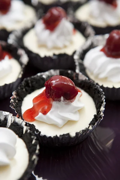 Chocolate cupcakes with cherry jam — Stock Photo, Image