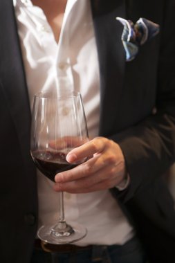 kırmızı şarap tuttuktan el
