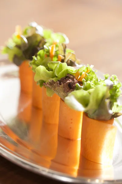 Salada de cenoura em placa de prata — Fotografia de Stock