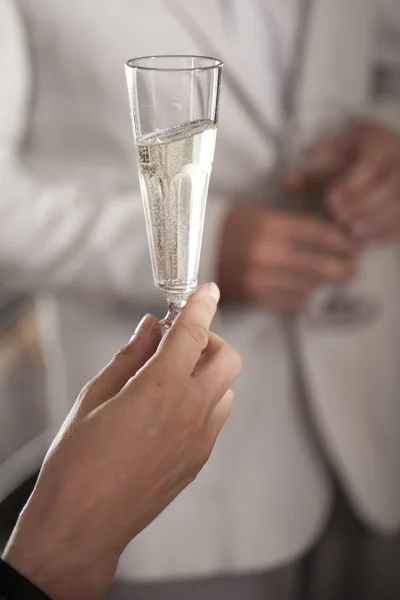 Handhållande glas champagne — Stockfoto