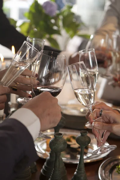 Mains de personnes trinquant à la fête — Photo