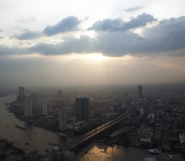 A vista para o rio Bangkok a partir do quarto de hotel — Fotografia de Stock
