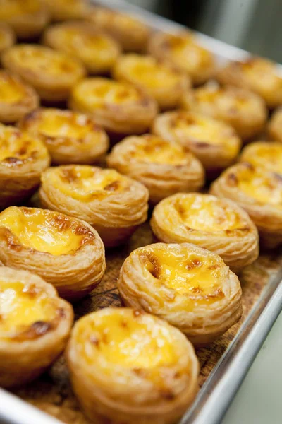 Baked egg tart on tray — Stock Photo, Image