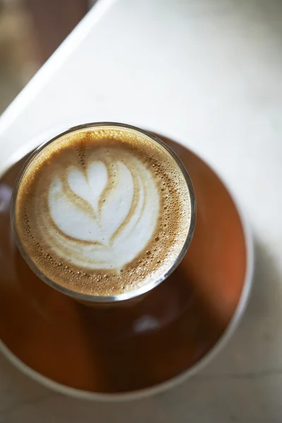 Latte chaude sur table blanche — Photo