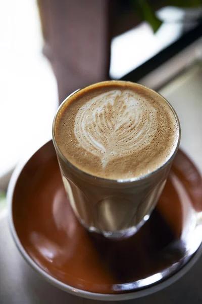 Heißer Cappuccino mit Latte Art — Stockfoto