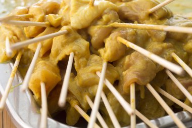 çiğ et satay hazırlamak için ızgara