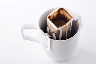 Anında demlenmiş bir fincan kahve.