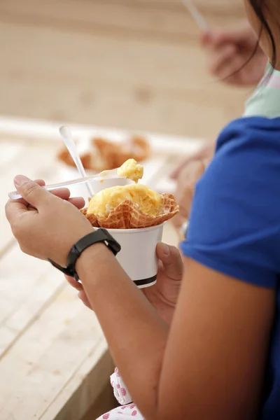 手を食べるためのアイス クリーム カップ — ストック写真