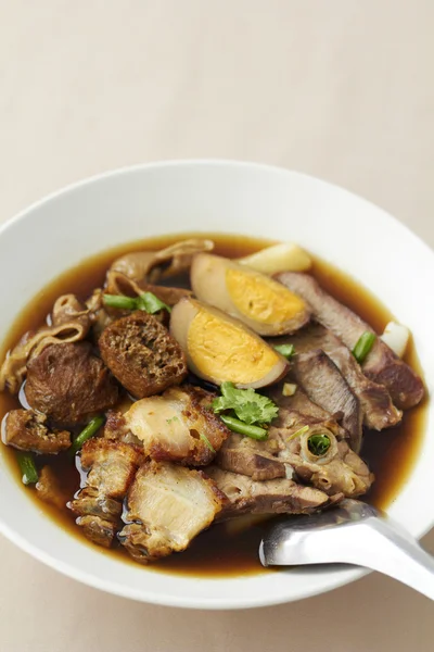 ゆで中華パスタ平方スープ — ストック写真