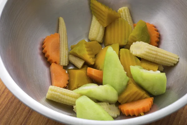 Gotowane warzywo w metalowej misce — Zdjęcie stockowe
