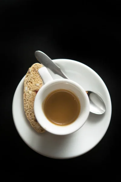 Espresso caldo con biscotto nero — Foto Stock
