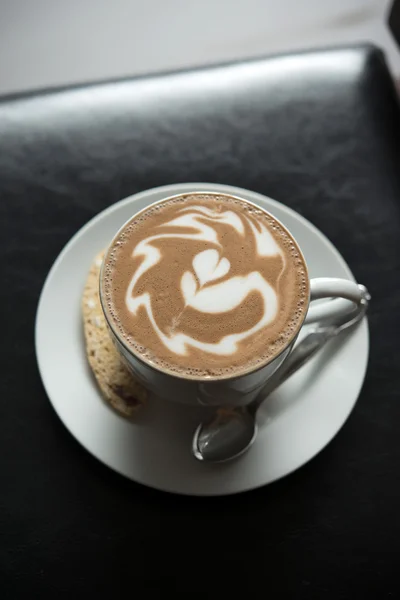 Mocha quente com arte latte na mesa preta — Fotografia de Stock