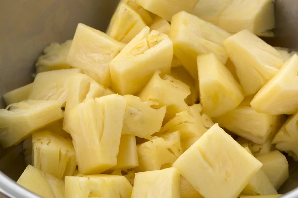 Geschnittene Ananas in Metallschale — Stockfoto