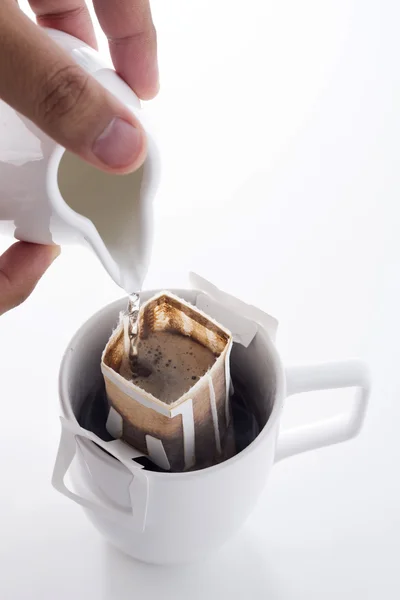 Anında demlenmiş bir fincan kahve.