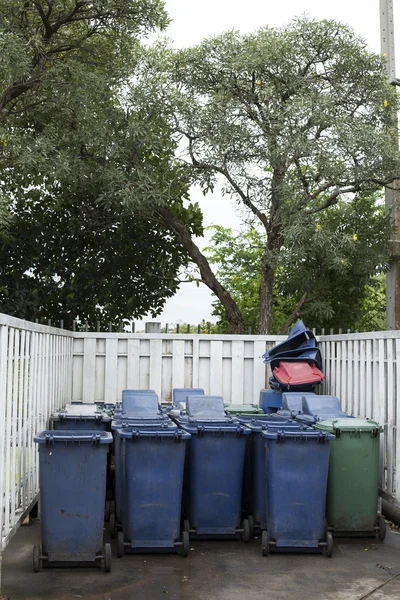 Plastgruppe på avfallsplassen – stockfoto