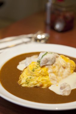 Japon curry omlet tavuk pilav