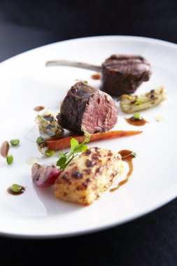 Beyaz plaka lamba biftek